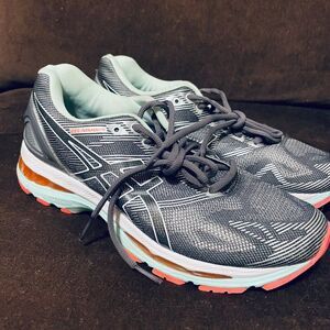 Excellent condition ASICS GEL NIMBUS 19 Womens 8 US 39.5 EUR Grey Seafoam Green